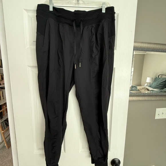 Lululemon Women’s Black Joggers - Picture 1 of 2